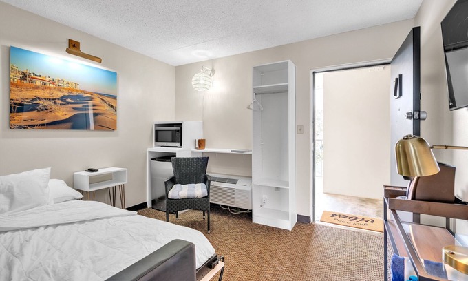 Rehoboth Beach Apartamento | Cape Suites Room 7 - Free Parking!