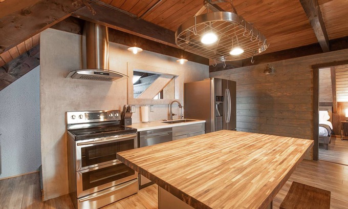 Ocean Shores Hotel | Captain's Quarters - Luxury Apartment in Hotel Near Beach, Jetted Tub, Fireplace, Pet Friendly