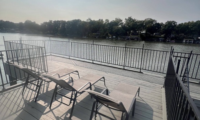 Monticello Cabaña | Captain’s Shore: Lake level 3-bedroom cottage, perfect for swimming and fishing