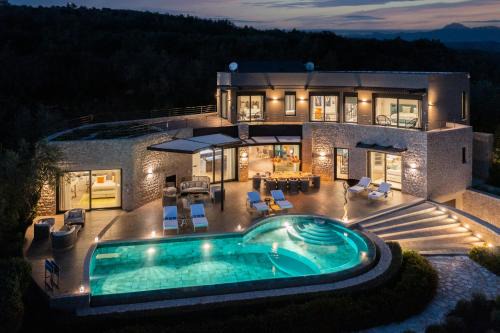 Tragana Villa | Captivating 5br pool villa close Navarino Golf