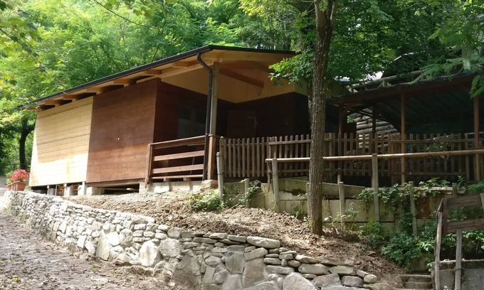 Palazzuolo sul Senio Alquiler De RV | Caravana "Le Sorgenti - Chalet 42" con vistas a la montaña y jardín privado