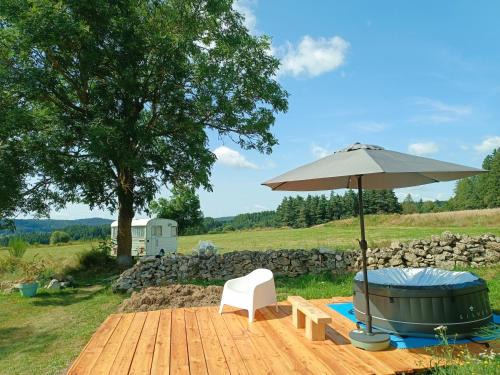 Sauvessanges Otro | Caravane Vintage insolite avec jacuzzi au calme