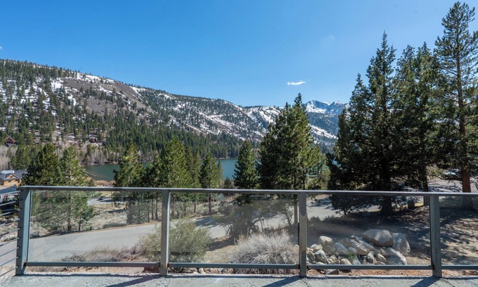 June Lake Casa | Casa de 3 dormitorios, 3 baños, sala de estar grande y área de cocina, plano de planta abierto