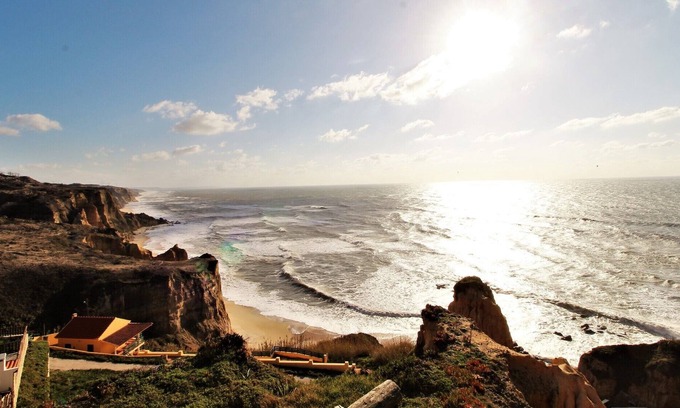 Vale Furado Villa | Casa Brisa Do Mar: Villa de vacaciones en la playa con vistas al mar y piscina.