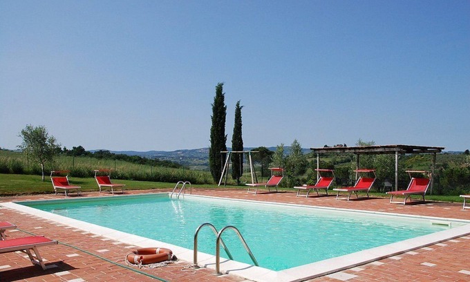 Castelfiorentino Casa | Casa Cassiodoro A es una antigua granja y pintoresco rodeado de viñedos y olivares, para seis personas. Casa Cassiodoro A es de unos 100 metros cuadrados, y cuenta con una piscina compartida, un jardín privado, aire acondicionado y calefacción.