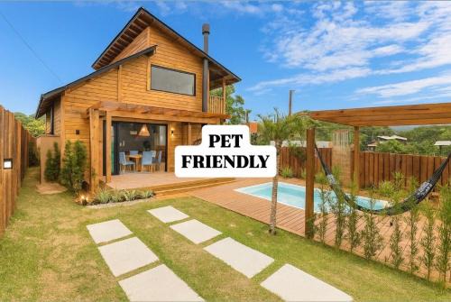 Praia do Rosa Villa | Casa com Banheira, Piscina e Quadra de Areia