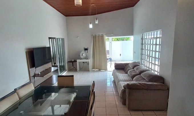 Cacari Casa | CASA COM PISCINA EM ÁREA NOBRE PRÓXIMO A PRAIA PARQUES RESTAURANTES E SHOPPING.