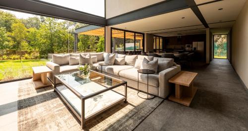 Valle de Bravo Villa | Casa Cundi, Contemporary Living in Nature
