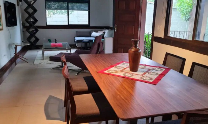 Enseada das Garcas Casa | Casa da Pampulha: Piscina com spa e Espaço Gourmet