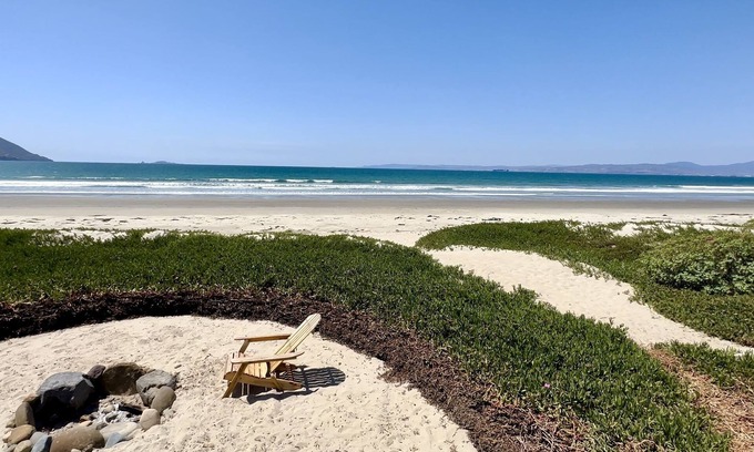Lengüeta Arenosa Casa | Casa de Paz, house of peace, is a long and thin beauty with views clear through.