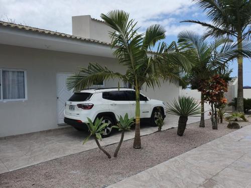 Governador Celso Ramos Casa | Casa de três dormitórios com piscina, 30 mt da praia
