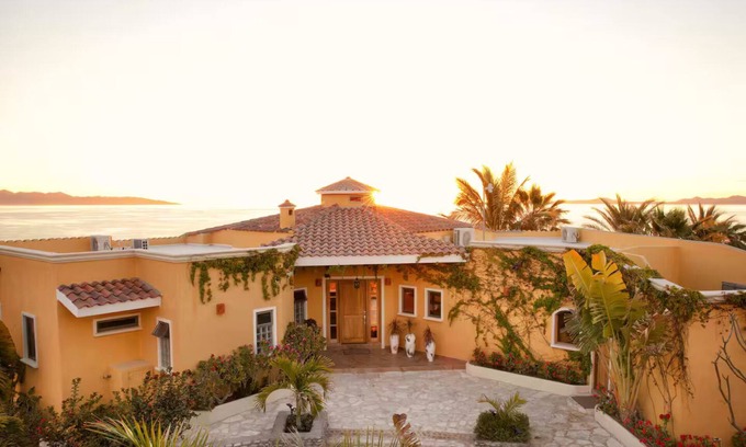 El Sargento Casa | Casa Kalalita – 5 BDR Oceanfront Retreat in El Sargento with Casita