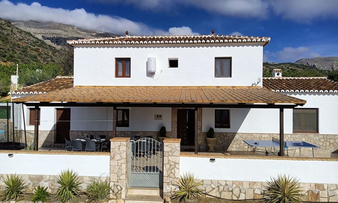 Alora Cabaña | Casa La Fuente ideal para familias con piscina y barbacoa