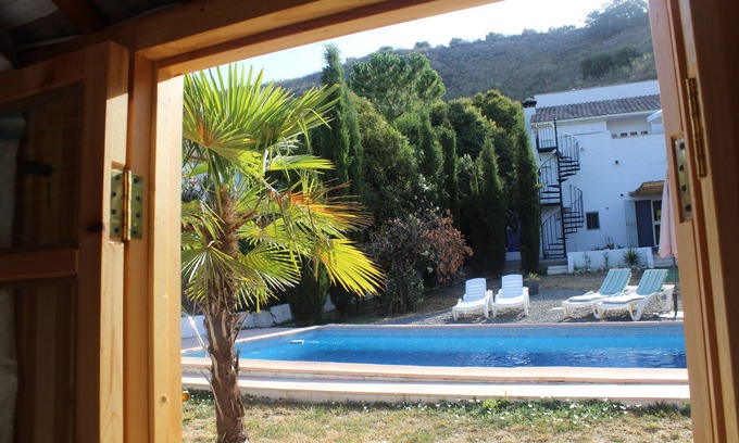 Almedinilla Cama Y Desayuno | Casa La Nuez B&B, yurta, amplios baños, wifi gratis, terraza, piscina, jardín