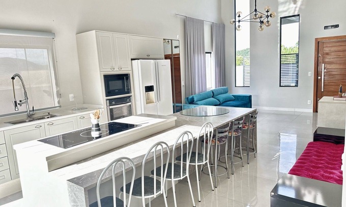 Tifa Monos Casa | Casa luxuosa De Piscina e Hidromassagem