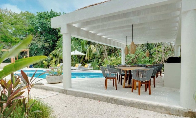 Puerto Aventuras Apartamento | Casa Manglar Puerto Aventuras Pool and Garden View