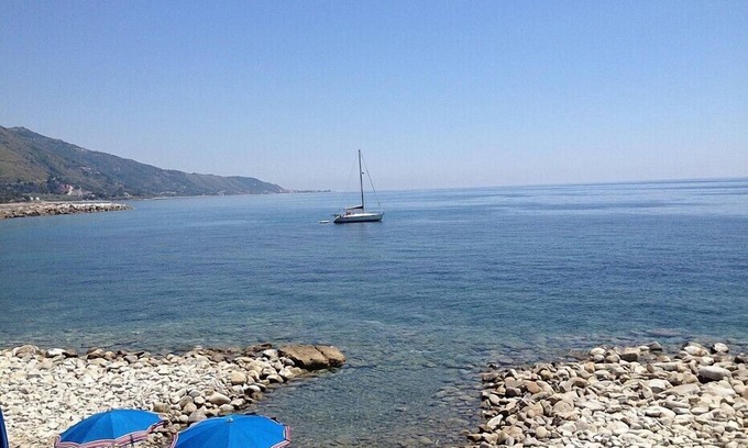 Montecorice Casa | Casa Panna C: Un apartamento alegre que es parte de una villa ubicada directamente en la playa.