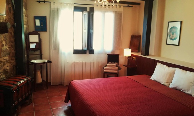 Santibanez de la Sierra Cabaña | Suite Rural para 2 personas con salón chimenea y cabinas de hidromasaje.