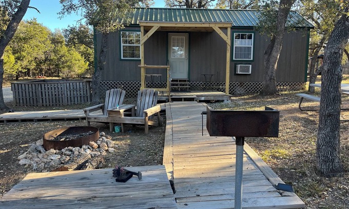 Fredericksburg Cabina | Case's Cabin - Cabin 2 - Farmhouse with covered patio
