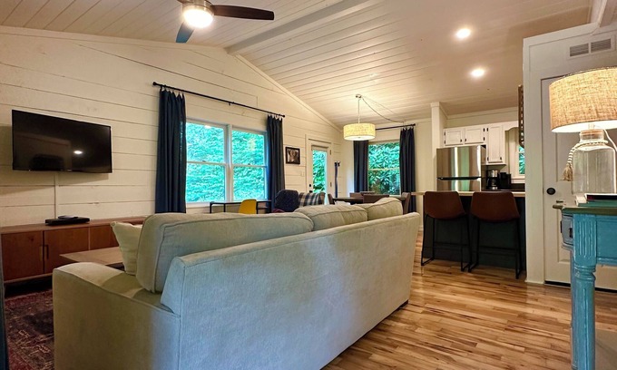 Cashiers Cabaña | Cashiers Cottage - central location, 5 min to downtown, dog-friendly