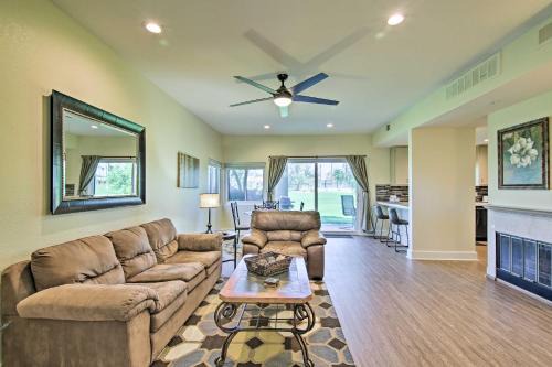 Palm Springs Apartamento | Cathedral City Condo on Golf Course with Patio!
