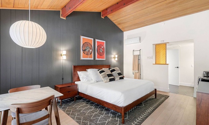 Dunsmuir Hotel | Cave Springs Resort Hotel Room 3 (Visit Mt Shasta)