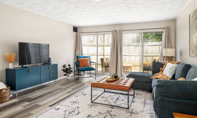 Heath Apartamento | Cedar and Oak - 2 BR, One Story Apartment, King Beds, Private Patio