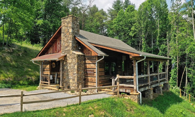Waynesville Casa | Cedar Cliff Cabin at Rivers Edge Rentals. Luxurious reclaimed 125 year old cabin
