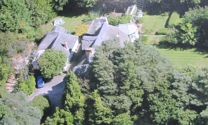 New Forest District Cabaña | Cabaña cubierta con paja en el propio jardín, en terrenos de la casa del propietario cercanos