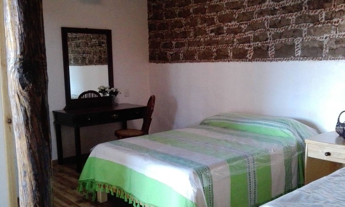 Jocotitlán Hotel | Comoda y acogedora recamara Cedro en casa del siglo XVII a 30 min. de Toluca