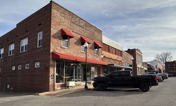 Hickman Apartamento | Centerville's Charming Town Square, Cozy Apartment in unique Historic Building