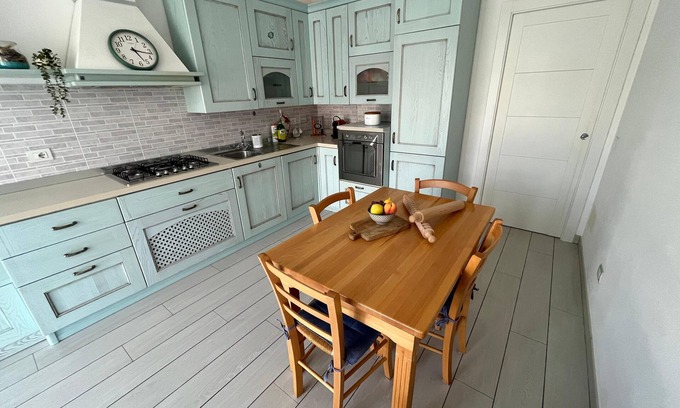 Rezza Apartamento | Central and close to beaches, convenient to train and car, free parking