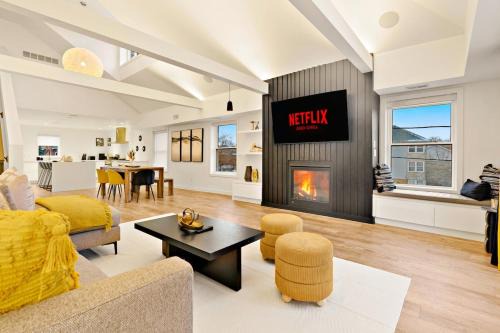 Downtown Apartamento | Central and Luxury 2BR Suite with Den & BBQ, Sleeps 6!