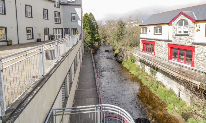 Ardara Apartamento | CENTRAL ARDARA RIVERSIDE APARTMENT in Ardara, County Donegal