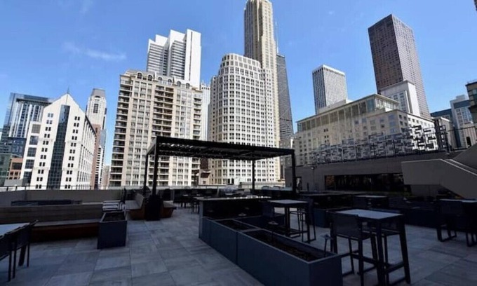 Rush and Division Apartamento | Central Chicago Condo