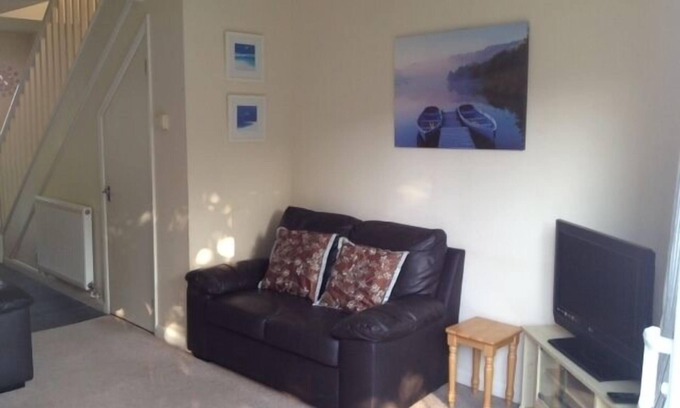 White Cross Casa | Central Cornwall, Casa de vacaciones de 2 habitaciones dobles, patio con vista al parque de juegos.