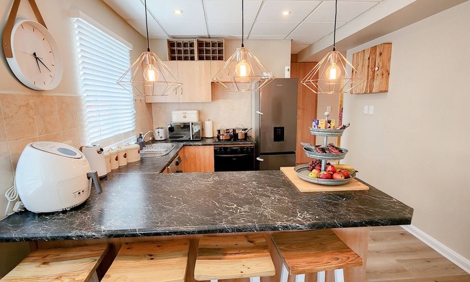 Paarl Apartamento | Central located on the Main rd, fully equiped apartment.