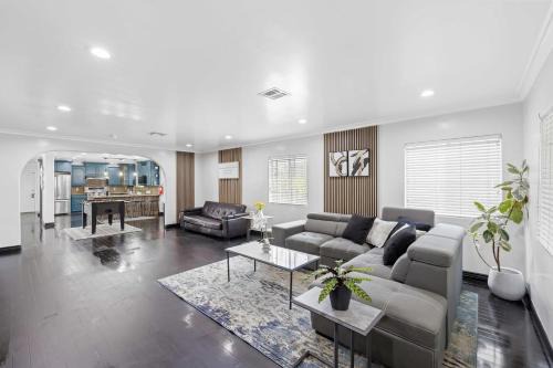 Temple City Casa | Central Location Family Size Home