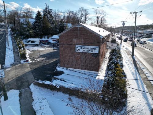 White Plains Hotel | Central Motel Courtyard