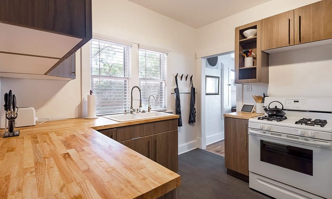 University Heights Casa | Centrally Located Remodeled Bungalow near Nob Hill, UNM, Hospitals & Film Studio