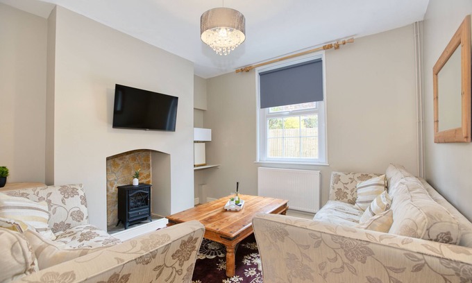 Bridgwater Casa | Centrally Tucked Away Private 4bed - Free parking!