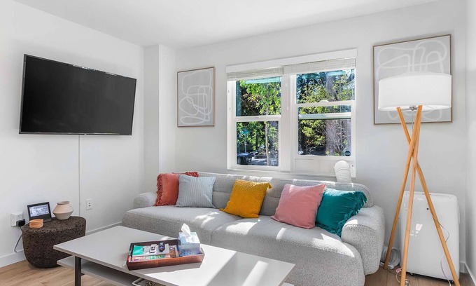 Minor Casa | CH09 - The Sweetest Hill - 81 Walkscore!