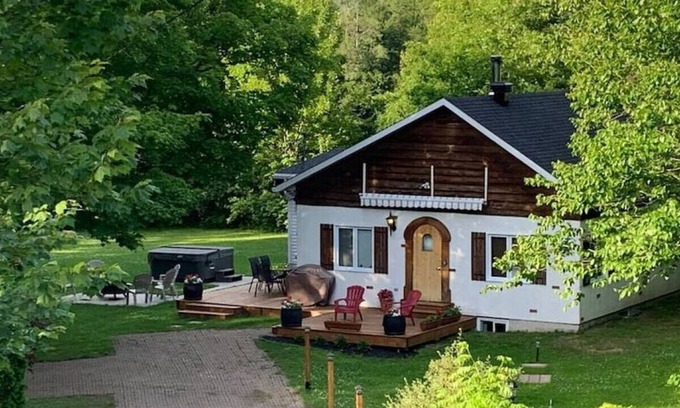 Saint-Gabriel-de-Valcartier Chalet De Esquí | Chalet Valcartier with spa on the side of the river.