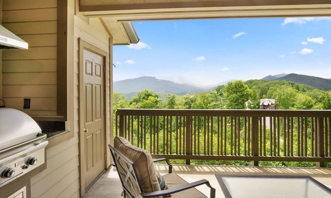 Boone Complejo | Chalakee Lodge CD-3, cerca de las atracciones de High Country, complejo cerrado con piscinas y más, parrilla de gas integrada en la cubierta con vista a la montaña, 10% de descuento de último minuto - descuento incluido en la cotización en línea