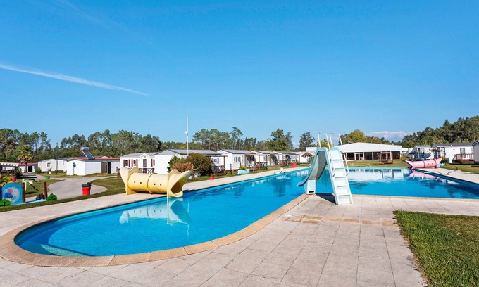 Burinhosa Chalet De Esquí | Chalet 'Bungalow T3 I V- 15 Min From Nazaré' con piscina compartida, terraza y aire acondicionado