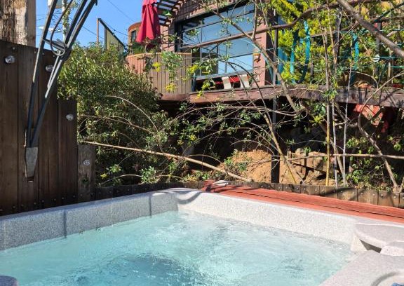 San Antonio de las Minas Casa | Chalet Contenedor by Las Minas Doors & Bed