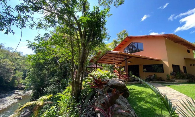 Caldera Chalet De Esquí | Chalet en medio de la naturaleza, con hermosa vista al río y senderismo.