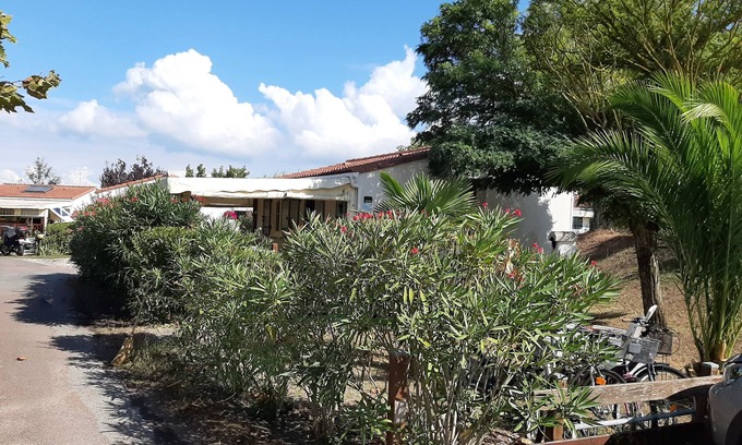 Saint-Pierre-d'Oleron Chalet De Esquí | CHALET SAINT PIERRE D'OLERON IN PRIVATE RESIDENCE 4/6 PEOPLE WITH SWIMMING POOL