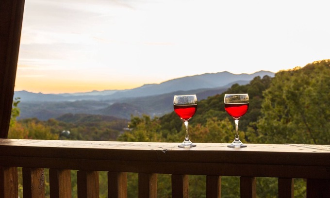 Chalet Village Cabina | Chalet Village Log Cabin con vistas a la montaña! ¡Fácil acceso y estacionamiento plano!