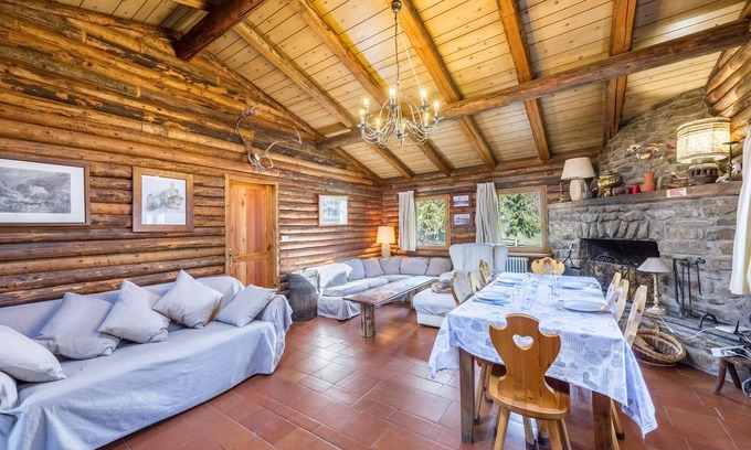 Antey-Saint-Andre Chalet De Esquí | Chalet 'Vue Cervin Matterhorn' con vistas a la montaña, terraza privada y Wi-Fi